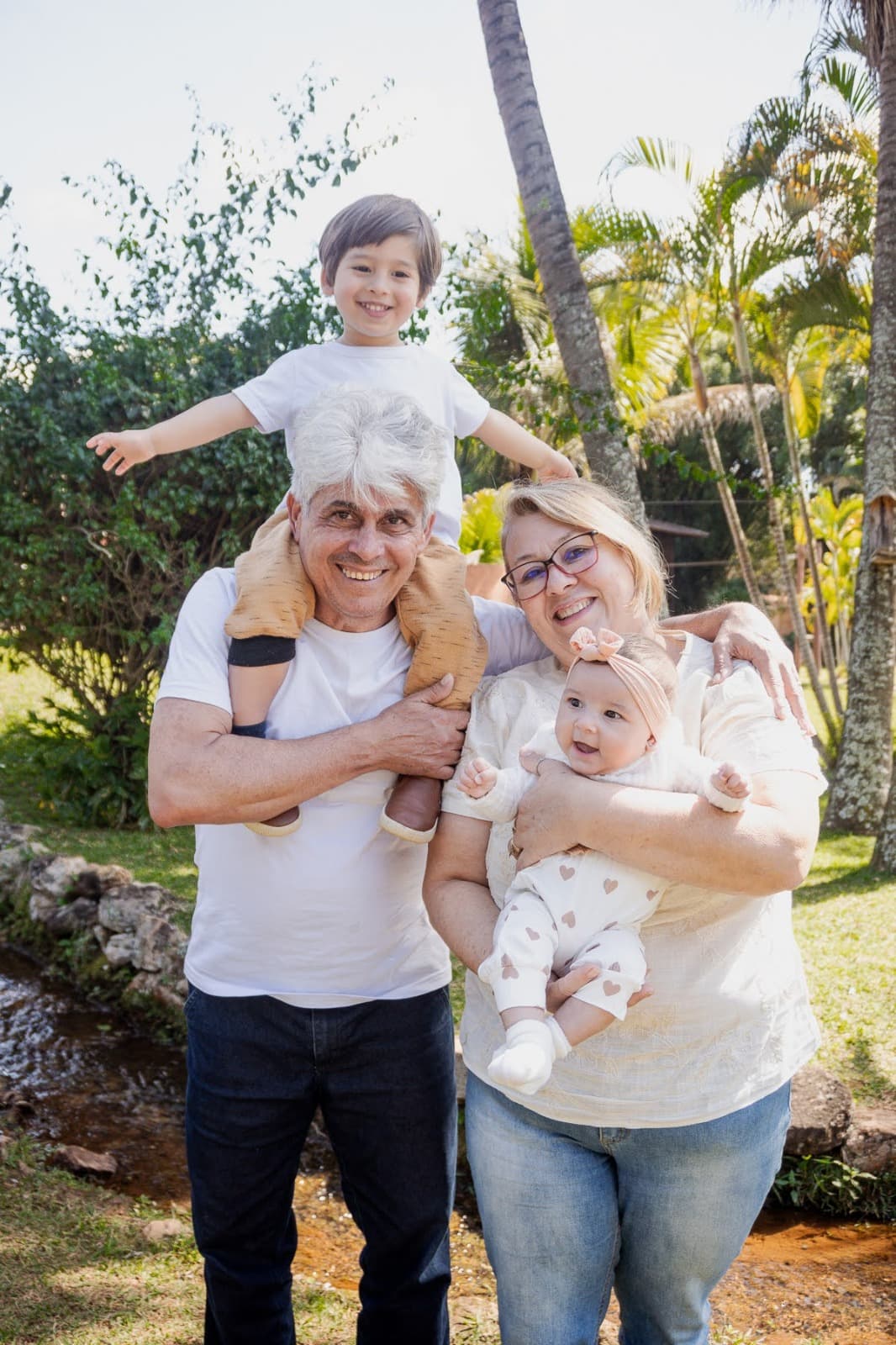 Hélio e Rose com os netos no colo